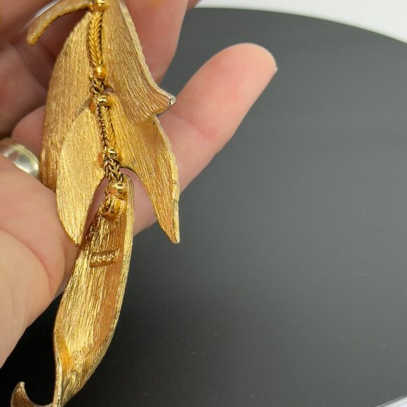 Vintage Napier Gold Tone Articulated Fish Green Rhinestone Eye Pendant - Picture 12 of 16